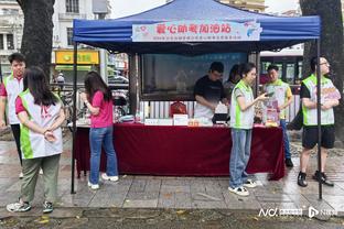 阿根廷队抵达巴西，球迷夹道欢迎，载歌载舞